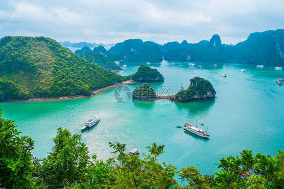 亚洲人驳船游客越南哈隆湾东亚各岛屿的景象观图片