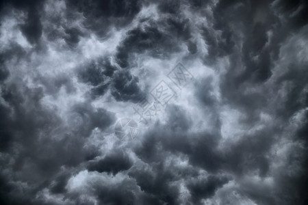 天堂阴影在暴雨前有许多闪电和强风乌云天空看起来就像黑烟般大发光芒风暴图片