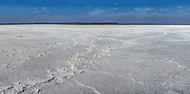 乌克兰敖德萨地区Rybakovka的蓝天下白盐湖干燥蓝色天空下大面积全景照片旅游天气干涸背景图片