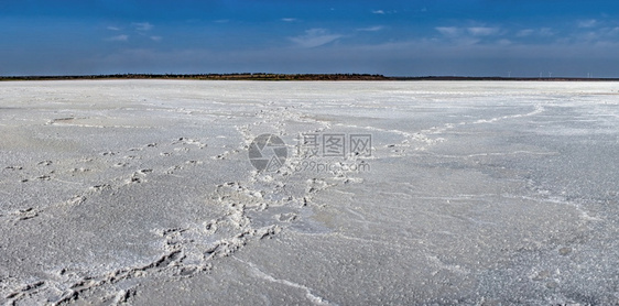 乌克兰敖德萨地区Rybakovka的蓝天下白盐湖干燥蓝色天空下大面积全景照片旅游天气干涸图片