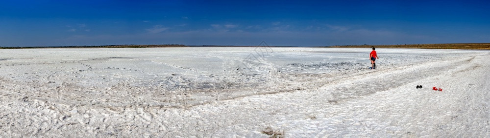 白色的乌克兰敖德萨地区Rybakovka的蓝天下白盐湖干燥蓝色天空下大面积全景照片矿物旅行图片