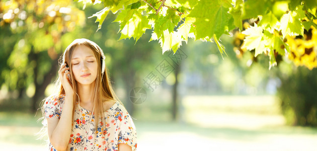 森林阳光下听歌的女生图片