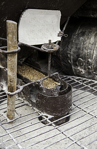 研磨谷物的旧arina的传统生产研磨谷物的旧麦酒黑暗工艺图片