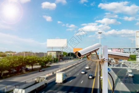 用于记录安全和交通违规道路的超天桥闭电视摄像头录机观看电子的监视图片
