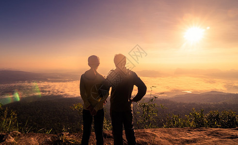 快乐的远足夫妇来到山顶上悬崖景观极端图片