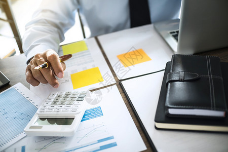 数贷款估值负责编写业务报告的审计员或财务检查的报告图片