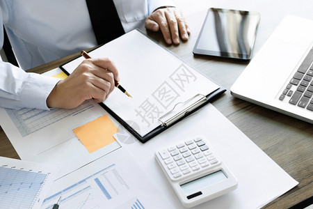 信用计算负责编写业务报告的审计员或财务检查的报告或者图片