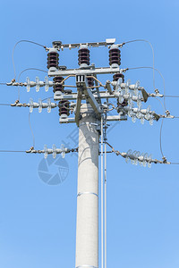 强度蓝色的电在天空下用电平柱操作的动等温器开关手图片