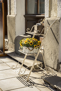 外门装饰配有古老的咖啡机和黄色花朵目的金属木制图片
