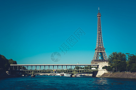 纪念碑埃菲尔塔和塞纳河在法国巴黎背景的蓝清天空下城市景观罾图片