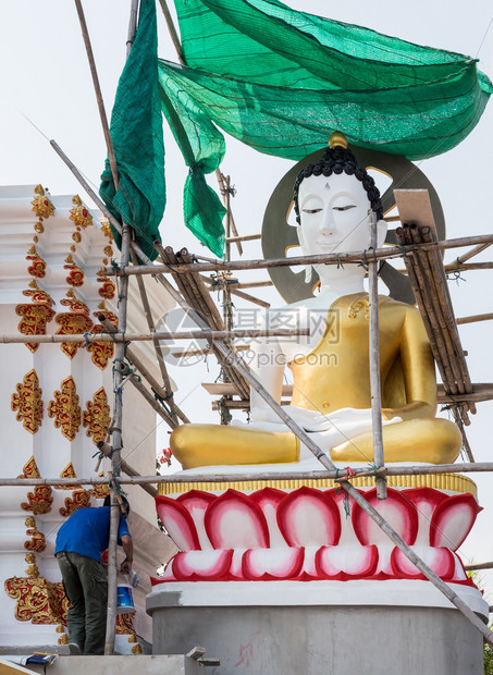 青年工人正在泰国寺庙画佛像在泰神庙宗教平静的崇拜图片