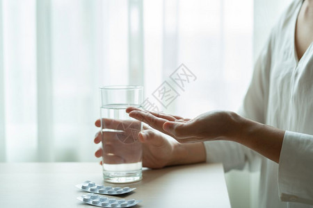 妇女生病吃药喝水图片