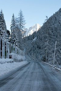 谷蓝色的位于意大利北部多洛米特斯地区的冰雪山路天空图片