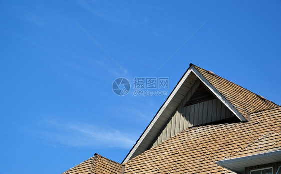 明亮的高宏观房屋顶对蓝天成功图片