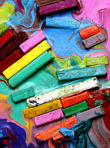 颜料多彩油糊和蜡笔的近身颜色想象图片