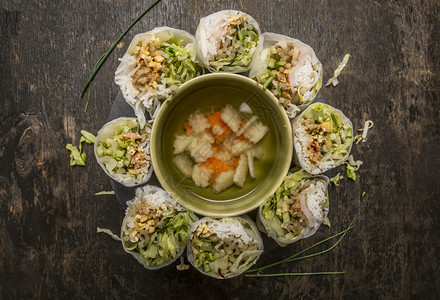 切片大米卷在线形圆圈内面条透明木本底顶视图上放蔬菜汤蒸熟传统的健康图片