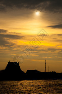 庙宇和通讯站的日落周光和通讯站阿近河晚上地标泰国暮图片