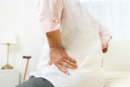 女士男人老年妇在家里背痛老年概念的保健问题老年人的后背痛苦成熟图片
