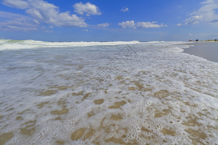 浪潮大西洋海滩的浪冲阳光岸图片