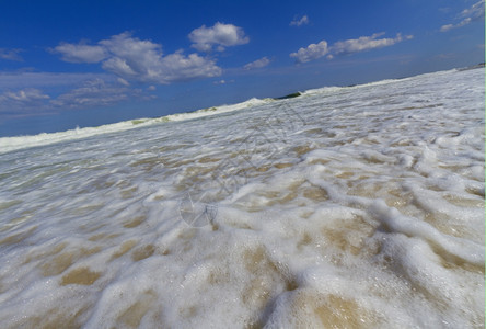 大西洋海滩的浪冲水波景图片