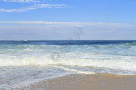 美丽的喷行动大西洋海滩的浪冲图片