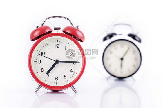 手表警告孤立在白色背景上的经典红色闹钟晚的图片