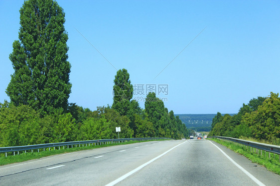 划分高速公路Asphalt路两边有带树木和灌的分隔条旅行目的地程Askalt概念道路两边有带树和灌木的分隔条驾驶图片