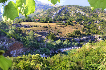黑山中部乡村的河清澈碧绿水在岩石海岸和头急流之间动外部快速地晴天图片