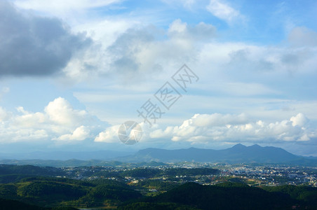 风景优美丽的越南风景高山一环的象美丽云天空绿色山谷的住所新鲜空气印象中的云彩景色达拉特旅行的美丽乡村户外新鲜的图片