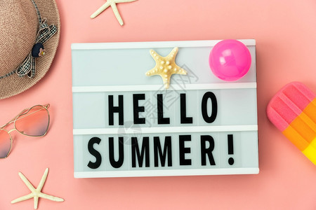 衣着妇女计划旅行的表顶从上视图附身者HelloHello文本夏季假日背景概念带有许多基本物品的帽子太阳镜海星粉色纸胶卡上的球概念图片