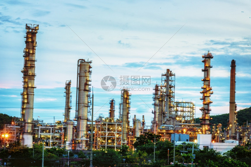 石化炼油厂气体汽工业与原罐汽供应和化工厂石油桶燃料重工业炼油厂制造行业概念环境工程师图片