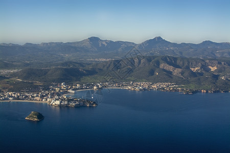 多于岩石结在西班牙马洛卡岛帕尔湾Palma阳光明媚的下午海岸风景在帕尔马湾阳光晴天的下午海风景图片