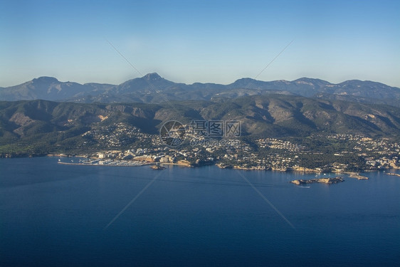 山海岸线景在西班牙马洛卡岛帕尔湾Palma阳光明媚的下午海岸风景在帕尔马湾阳光晴天的下午海风景图片