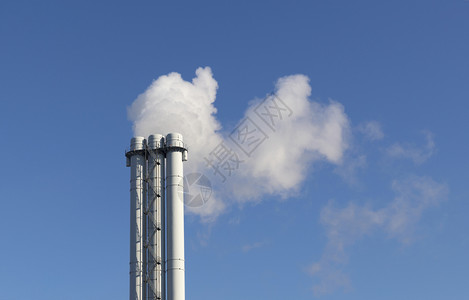 气体全球的白烟来自蓝天背景上的白色烟囱管环境温室效应白烟来自蓝天背景上的白色烟囱管蒸汽图片