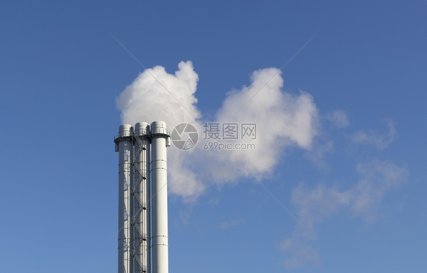 气体全球的白烟来自蓝天背景上的白色烟囱管环境温室效应白烟来自蓝天背景上的白色烟囱管蒸汽图片