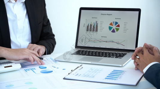 技术报告商业概念男创业子向扩大企业的投资者提供在仪表板上显示商业数据的务战略图片