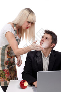 商人年轻妻子与丈夫争吵因为她工作坐在笔记本电脑上他还从禁止的果子中咬了一口不和之苹果概念家庭男人图片