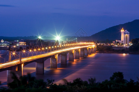 行业建造黄昏时分在湄公河上对面的PakseBridge在Campasak河上的灯光反射老挝关注桥旅游图片