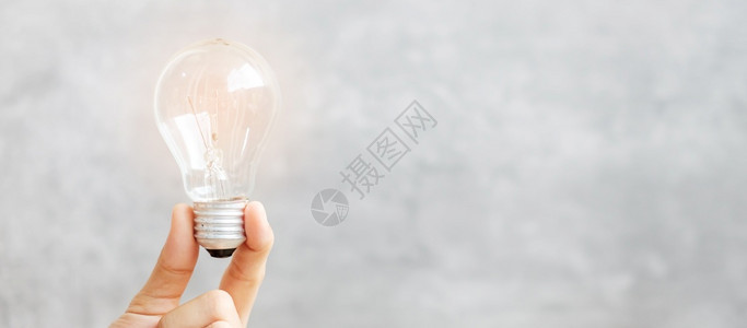 力量电灯泡象征墙上背景的手持灯泡新想法创意新想象力灵感分辨率战略和目标概念图片