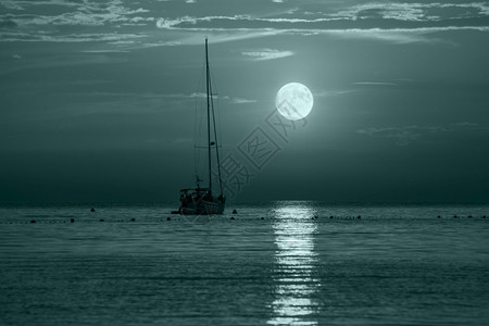 反射美丽的亚得里海之夜游艇和满月克罗地亚之夜海景时尚横幅以201年色彩调美丽的亚得里海之夜游艇和满月克罗地亚之夜海景时尚旗帜以年图片