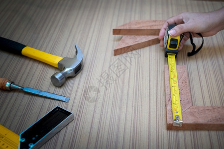 工作乐器墙纸用胶带测量木板和一套制手工具组装的木制艺具用自己的DIY来测量木制板架Torkeet图片