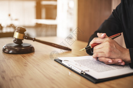 判决专业的断司法和协议概念商业顾问或律师与事务所的合同工作顾问在律师事务所从合同工作图片