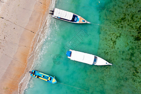 蓝色的亚洲人洞爷印度尼西亚巴厘岛海港传统船只的空中俯视图图片
