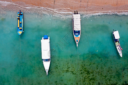 旅行户外海岸印度尼西亚巴厘岛海港传统船只的空中俯视图图片