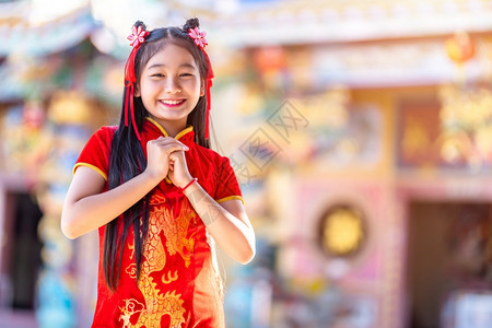 为了人青年身着华新节国青春红传统香藏装饰的可爱亚洲小女孩长得一脸美丽的笑并戴着彩礼图片