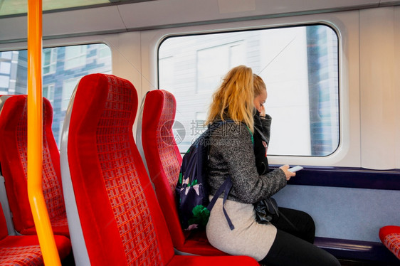 注意力封锁由于冠状有卫生面罩的妇女可以在火车座椅上保持安全距离因为冠状铁路图片