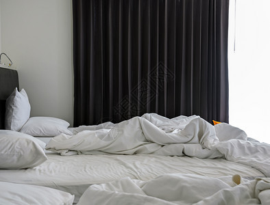 白色的睡觉床垫清晨看到白色卧室内有张开窗帘的无缝摇床图片