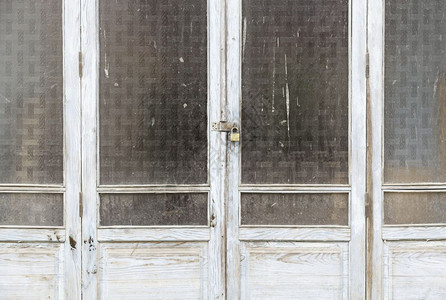 木制的双倍旧窗户一个详细口关闭和遗弃毁坏废透明图片
