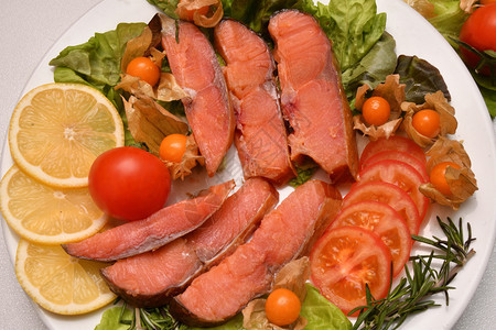 红色的用新鲜绿菜和蔬吸食的草沙Thawytscha香料鱼片图片