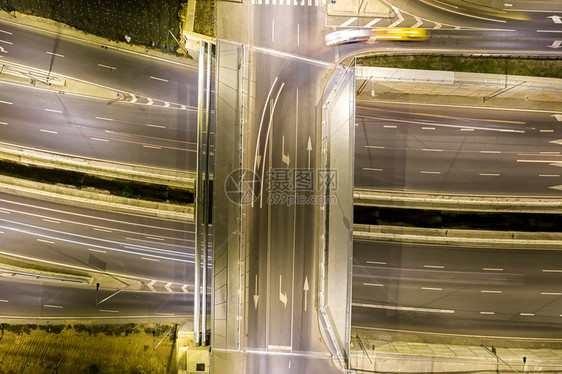 互换旅行瓦尔纳美丽的夜间交通叉路口有无人驾驶飞机的车辆行空中观察灯光图片
